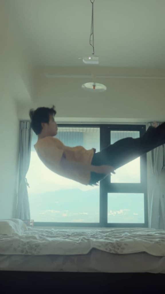 Vous voulez apprendre à créer cet effet de chute cinématographique ? Consultez ma bio pour le